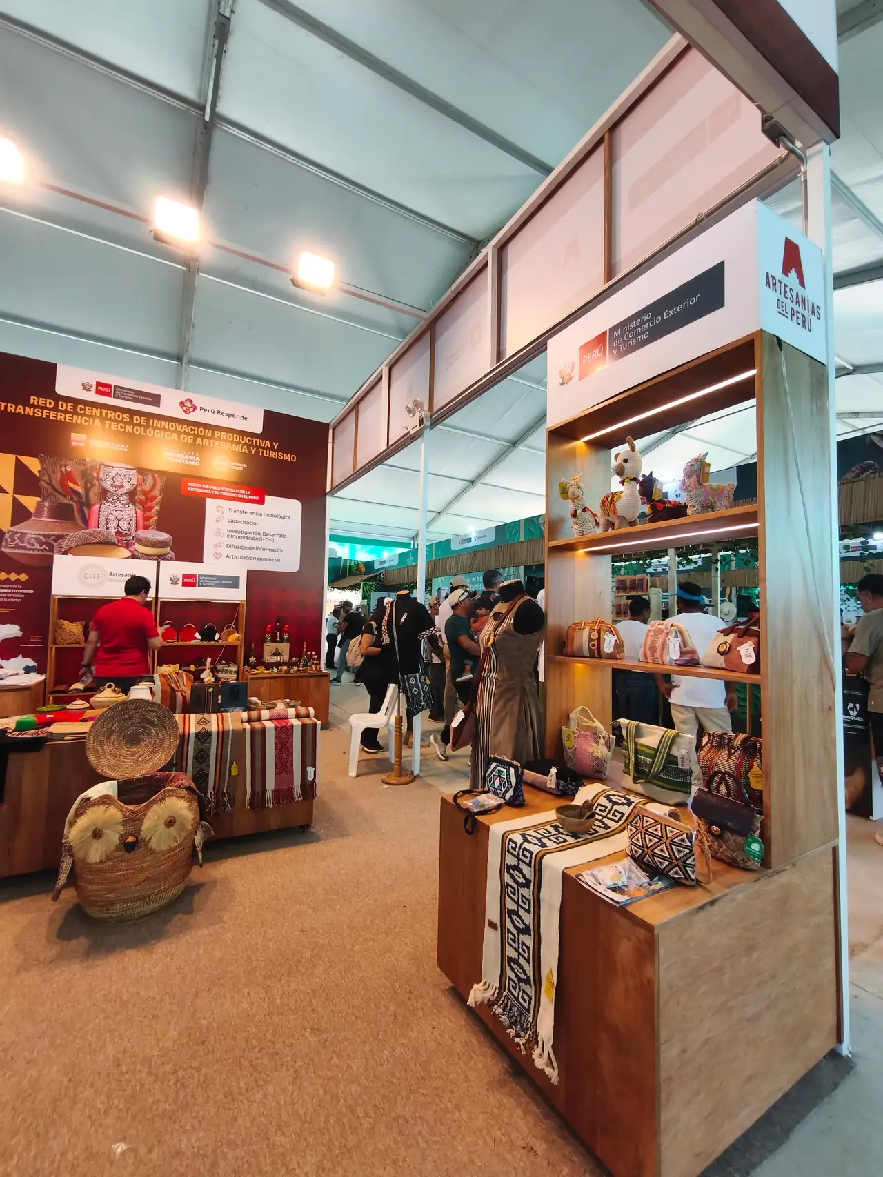 Cestería, bolsos y textiles con diseños geométricos en las vitrinas del stand