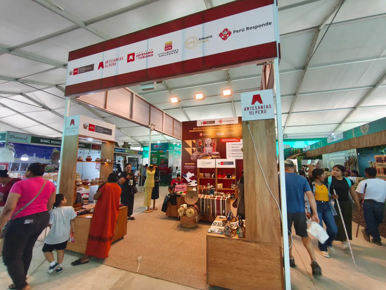 Visitantes recorren el stand de artesanía en el Campo Ferial de Yarinacocha