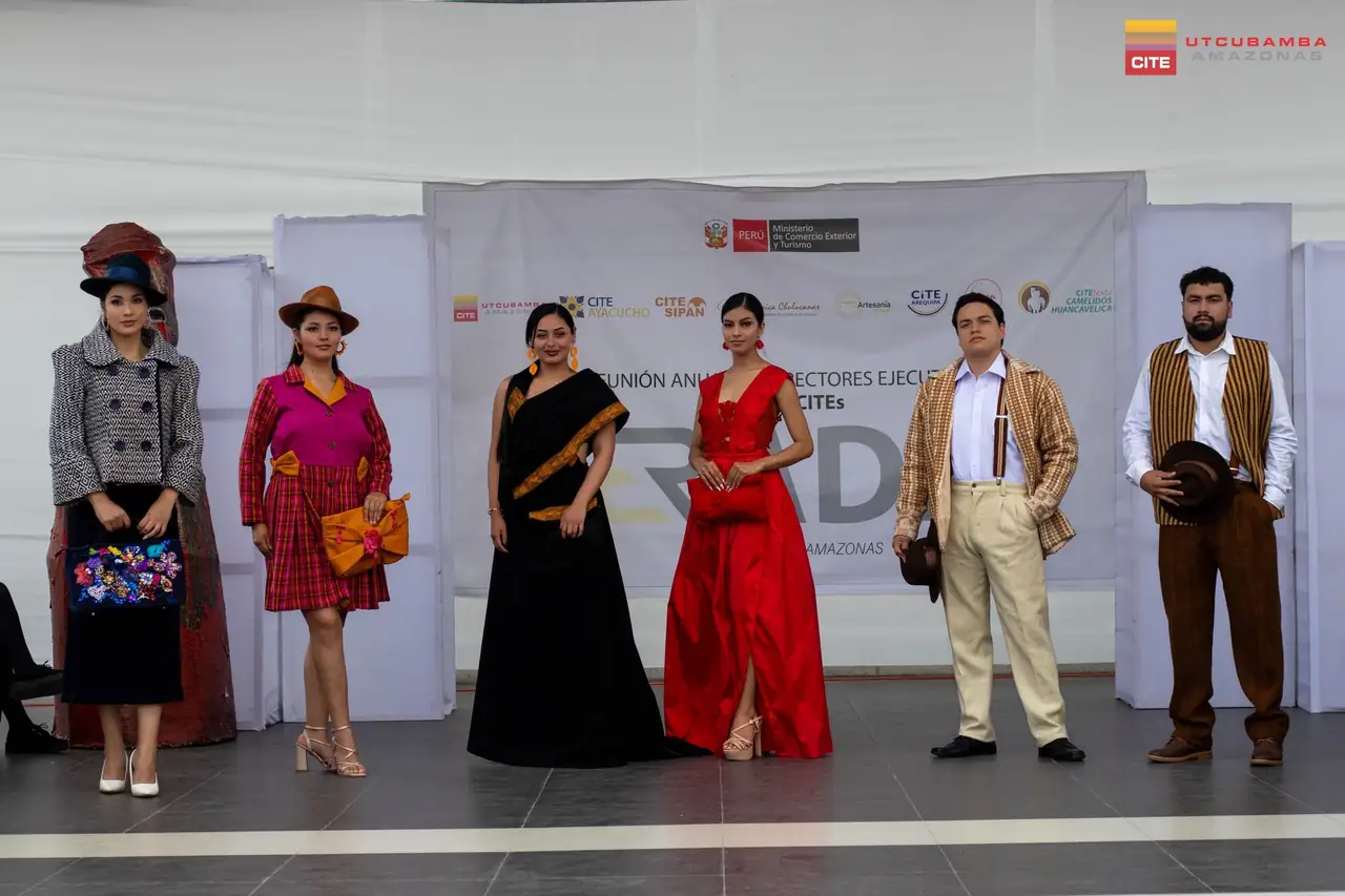 Pasarela de moda artesanal La Rueca en la UNTRM